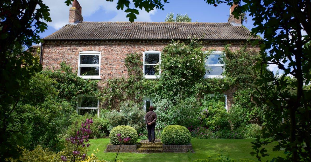 Ogród jak z powieści Jane Austen: jak stworzyć angielski zakątek pełen róż historycznych