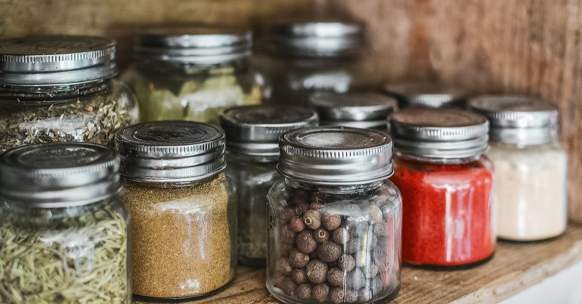 Karuzela smaków w kuchni: sprytne sposoby na idealny porządek w przyprawach
