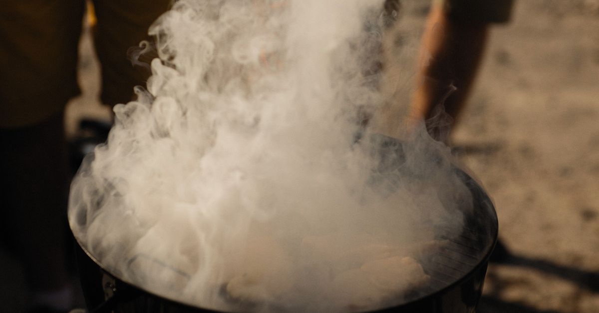 Grill bez zadymienia: zaprojektuj idealną strefę BBQ z osłoną dymu w swoim ogrodzie