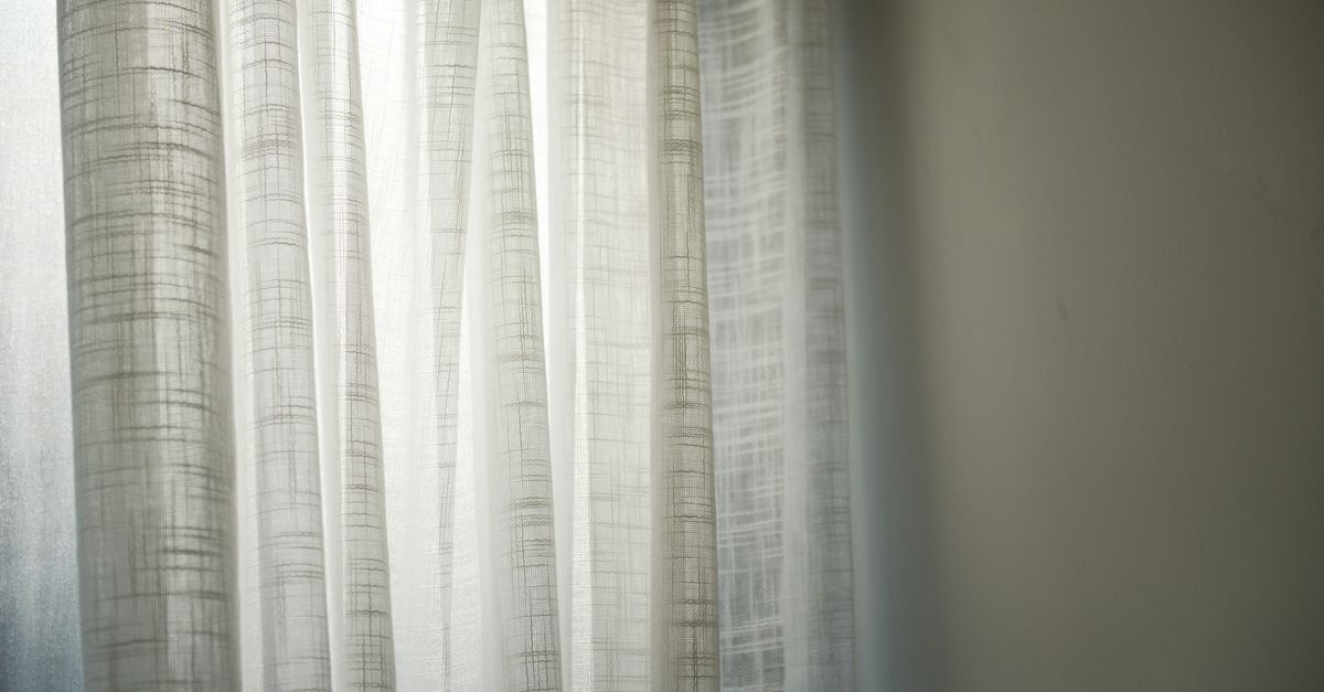 Lniane firany zawsze świeże: domowe sposoby, które przywracają lekkość i blask