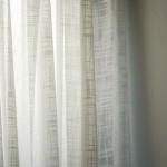 Lniane firany zawsze świeże: domowe sposoby, które przywracają lekkość i blask