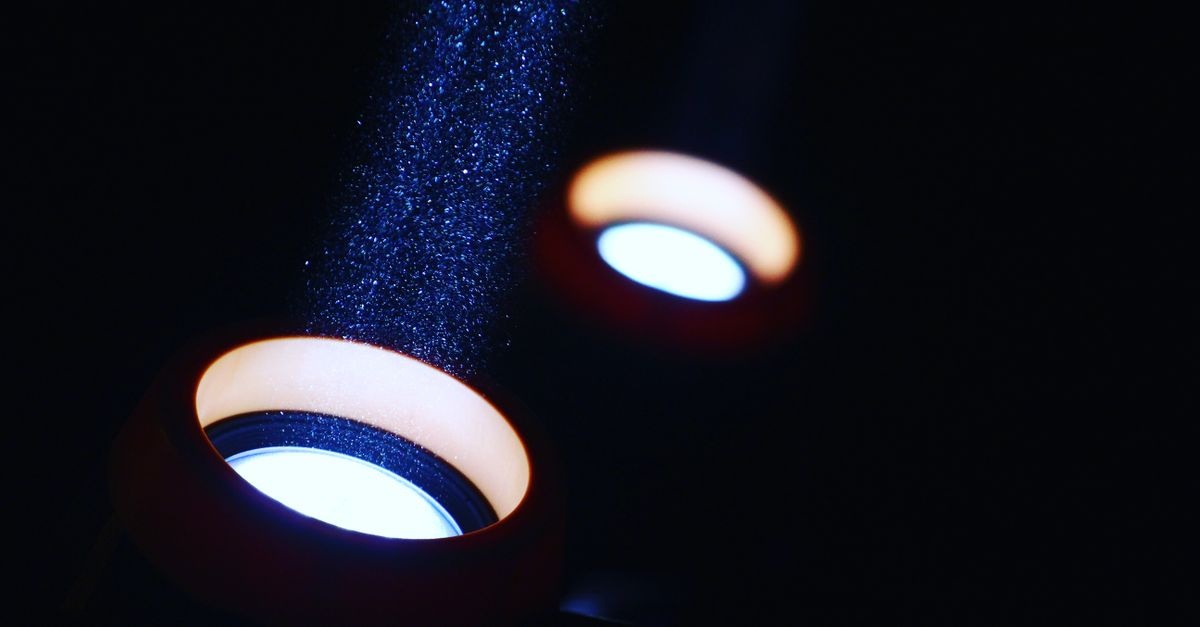 Rozświetl swój ogród: 21 inspiracji na punktowe lampy solarne LED — ścieżki, rabaty i fasady
