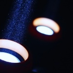 Rozświetl swój ogród: 21 inspiracji na punktowe lampy solarne LED — ścieżki, rabaty i fasady