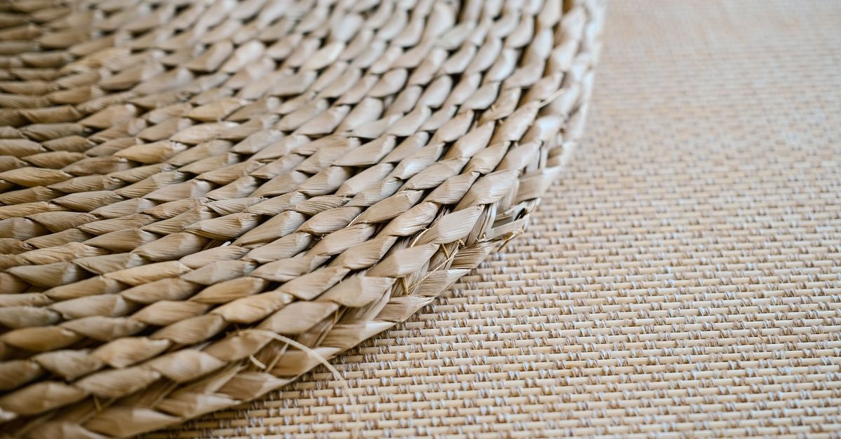 Naturalna elegancja przy stole: jak dobrać idealne maty z trawy morskiej do Twojej jadalni